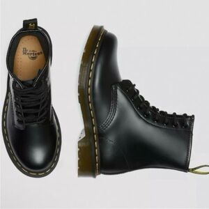 NWOT-Dr. Martens-1460 WOMEN'S SMOOTH LEATHER LACE UP BOOTS AIRWAIR BOUNCE SOLES